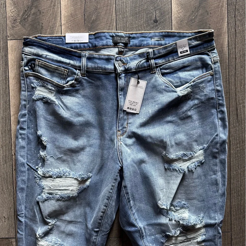 Judy Blue Plus Size Mid Rise Monroe Distressed Boyfriend Mom Jeans - Picture 3 of 8